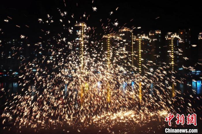 “過年打鐵花”是臨夏州永靖縣的民俗傳統(tǒng)。這項民俗表演，其實有著硬核技術(shù)作支撐，那就是入選國家級非遺的“永靖王氏生鐵冶鑄技藝”。侯奇志 攝</p>
<p>
