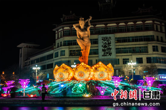 2024年春節(jié)期間，敦煌市中心盤旋路上的反彈琵琶燈組。王斌銀 攝
