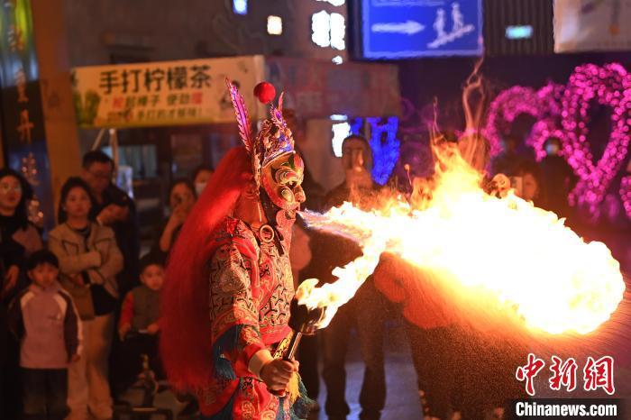 圖為工作人員進(jìn)行雜耍表演。李亞龍 攝</p>
<p>