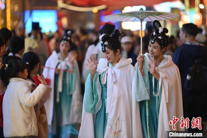 圖為街區(qū)人員著傳統(tǒng)服飾與游人互動(dòng)。李亞龍 攝</p>
<p>