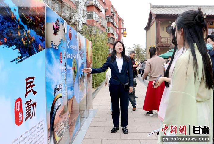 3月下旬，民勤縣在天水啟漢樓廣場(chǎng)舉行推介會(huì)，宣傳本地旅游資源和農(nóng)特優(yōu)產(chǎn)品。圖為工作人員向游客介紹民勤自然風(fēng)光、歷史文化。馬愛(ài)彬 攝