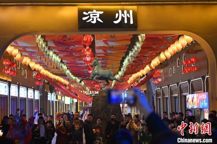 圖為游人拍攝煥然一新亮相的街區(qū)。李亞龍 攝</p><p>