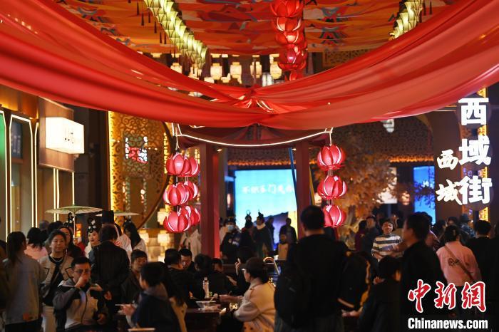 圖為街區(qū)現場游客絡繹不絕。李亞龍 攝</p><p>