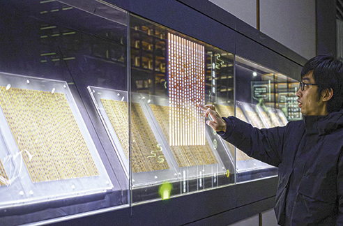 3月6日，工作人員在荊門市博物館新館內(nèi)楚簡展廳展示使用互動(dòng)裝置。新華每日電訊記者　胡競文