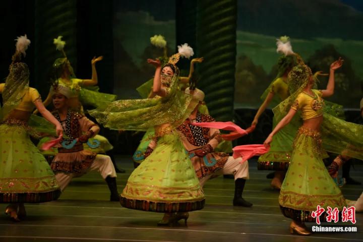 2024年2月23日晚，中國經(jīng)典舞劇《絲路花雨》在甘肅蘭州演出恭賀新春。李亞龍 攝