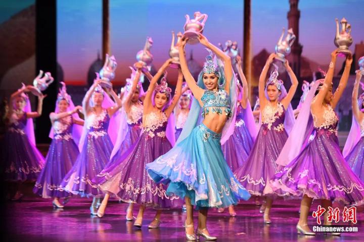 《絲路花雨》外國演員在波斯酒舞中領(lǐng)舞。楊艷敏 攝