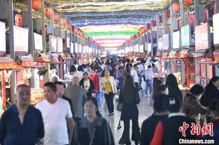 圖為燈光亮起，明清街夜市人氣漸旺。　戴文昌 攝</p><p>