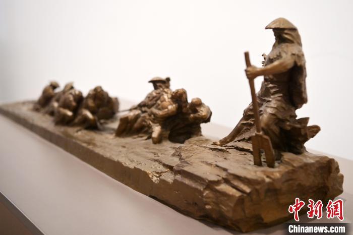 5月21日，在“絲路印跡”雕塑藝術作品展展出的作品《治水為民·禹德九州》。九美旦增 攝</p>
<p>