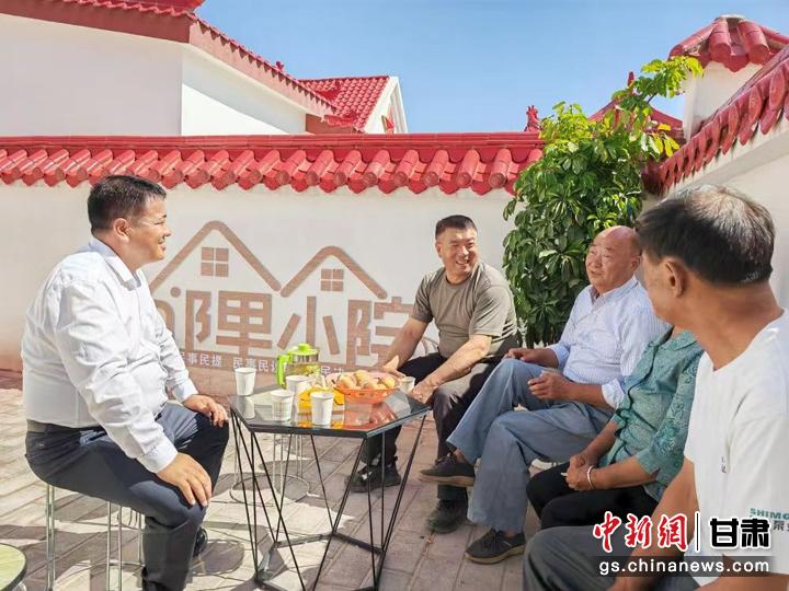圖為依托“鄰里小院”議事模式開展議事活動，解決村民身邊的熱點難點問題。臨澤縣委宣傳部供圖