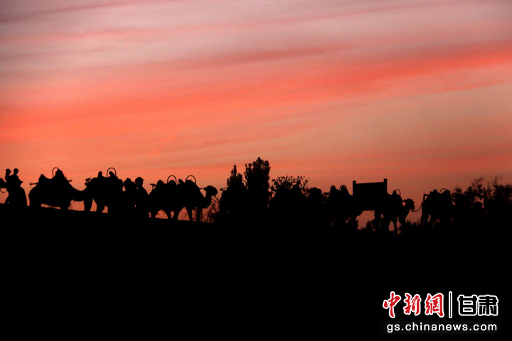 6月9日，敦煌市鳴沙山月牙泉景區(qū)晚霞如畫(huà)，美不勝收。張曉亮　攝