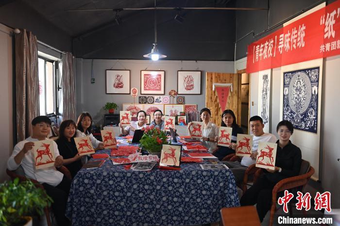 6月6日，在甘肅敦煌青年夜校課程中，青年學員展示學習敦煌非遺剪紙的成果。