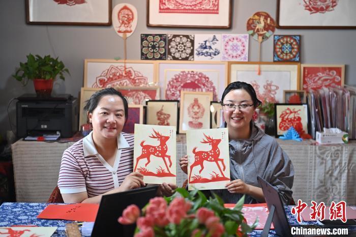 6月6日，在甘肅敦煌青年夜校課程中，青年學員展示學習敦煌非遺剪紙的成果。李亞龍 攝　　