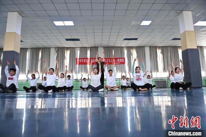 6月6日，在甘肅敦煌青年夜校課程中，青年學員學習敦煌舞課程。李亞龍 攝　　