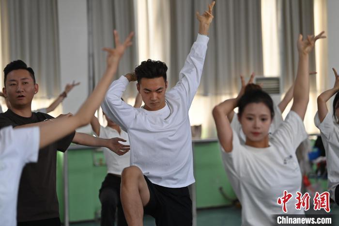 6月6日，在甘肅敦煌青年夜校課程中，青年學員學習敦煌舞課程。李亞龍 攝　　