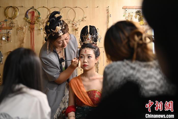 6月6日，在甘肅敦煌青年夜校課程中，青年學員學習敦煌美妝課程。李亞龍 攝　　