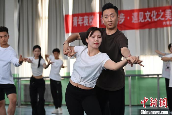 6月6日，在甘肅敦煌青年夜校課程中，學員學習敦煌舞課程。李亞龍 攝　　