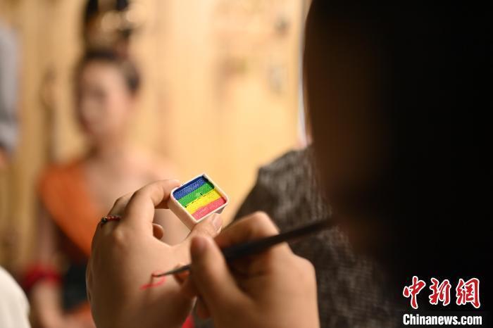 6月6日，在甘肅敦煌青年夜校課程中，青年學員學習敦煌美妝課程。李亞龍 攝　　