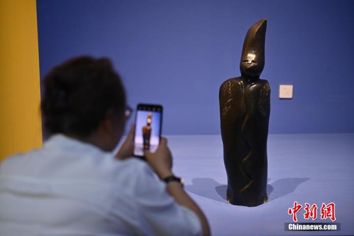 圖為游客拍攝蛇紋石作品《貴婦人》。中新社記者 李亞龍 攝