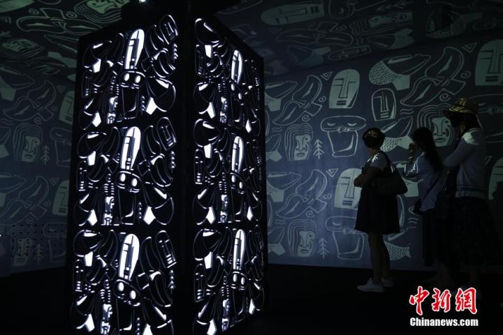 圖為游客參觀藝術(shù)展。中新社記者 李亞龍 攝