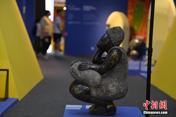 圖為游客參觀藝術(shù)展。中新社記者 李亞龍 攝</p>
<p>