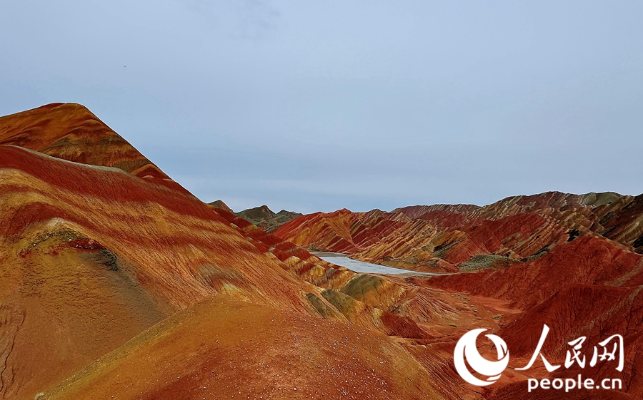 雨后的七彩丹霞，顏色格外艷麗。人民網(wǎng)記者 徐冬兒攝