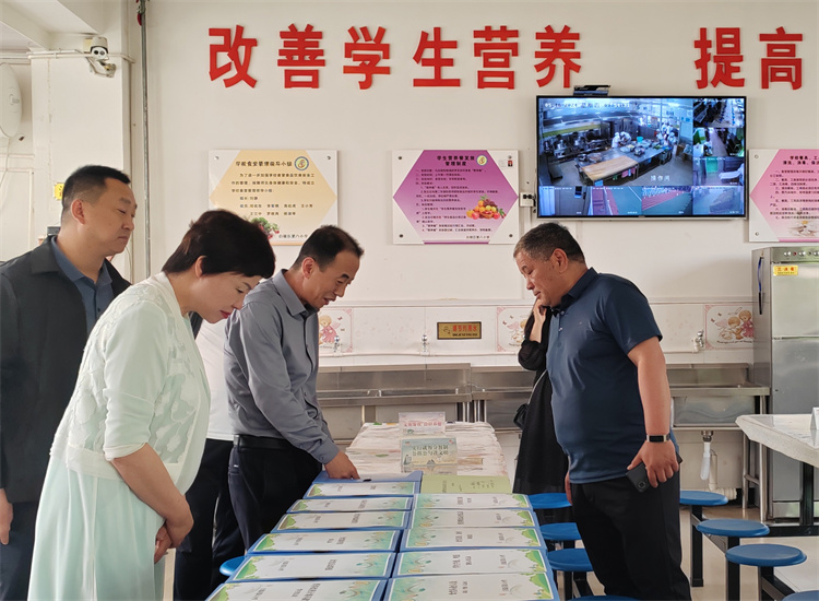 市紀委監(jiān)委扎實推動開展群眾身邊腐敗和作風問題集中整治工作，圖為市紀委監(jiān)委派駐市教育局紀檢監(jiān)察組在白銀區(qū)開展“中小學校園食品安全和膳食經費管理”集中整治工作開展情況督查.jpg