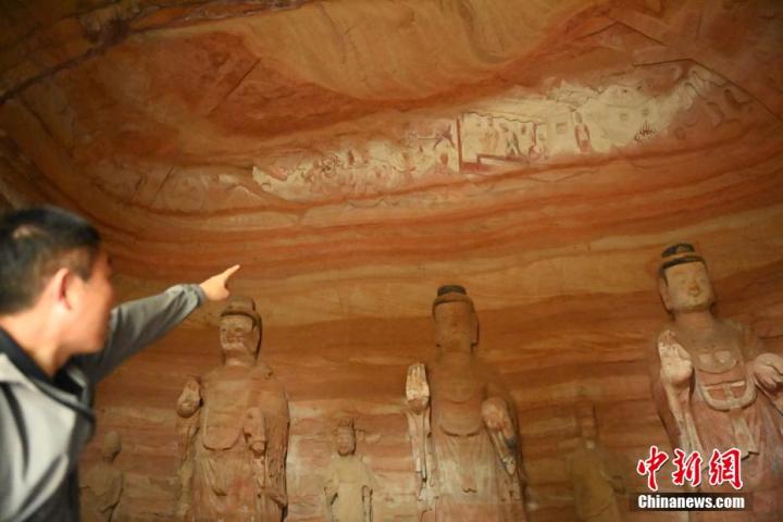 7月15日，甘肅省平?jīng)鍪袥艽h百里石窟長廊中的南石窟寺1號窟內(nèi)，工作人員介紹窟內(nèi)僅存的浮雕——佛傳故事。百里石窟長廊位于涇川縣境內(nèi)，由512個石窟、5眼窟中石井組成，現(xiàn)存王母宮石窟、鳳凰山石窟、南石窟寺、丈八寺石窟、羅漢洞石窟、太山寺石窟等規(guī)模較大的石窟群，還有數(shù)量眾多的小石窟群。南石窟寺開鑿于北魏永平三年，其中1號窟屬于大型七佛窟，七佛高達6米。中新社記者 李亞龍 攝</p>
<p>