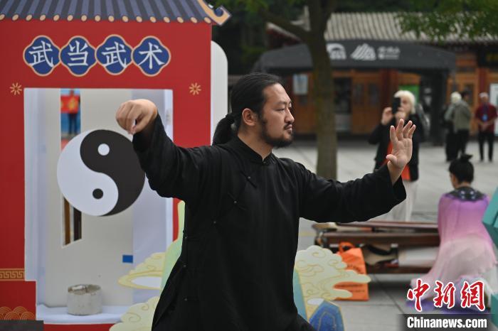 7月14日，甘肅省平?jīng)鍪嗅轻忌骄皡^(qū)內(nèi)，武當(dāng)玄武派傳承人展示武當(dāng)武術(shù)。7月13日至14日，“2024年北京體育大學(xué)第十五屆國(guó)際武術(shù)比賽交流大會(huì)暨首屆崆峒山國(guó)際武術(shù)大會(huì)”舉行，大會(huì)也在崆峒山景區(qū)進(jìn)行問道崆峒、武術(shù)高級(jí)研修班、崆峒拜師等系列活動(dòng)。中新社記者 李亞龍 攝</p>
<p>