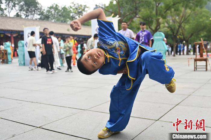 7月14日，甘肅省平?jīng)鍪嗅轻忌骄皡^(qū)內(nèi)，小朋友展示查拳。7月13日至14日，“2024年北京體育大學(xué)第十五屆國(guó)際武術(shù)比賽交流大會(huì)暨首屆崆峒山國(guó)際武術(shù)大會(huì)”舉行，大會(huì)也在崆峒山景區(qū)進(jìn)行問道崆峒、武術(shù)高級(jí)研修班、崆峒拜師等系列活動(dòng)。中新社記者 李亞龍 攝</p>
<p>
