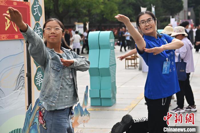 7月14日，甘肅省平?jīng)鍪嗅轻忌骄皡^(qū)內(nèi)，霍氏練手拳傳承人、霍元甲玄孫女霍靜虹(右)教授武術(shù)愛好者霍氏練手拳。7月13日至14日，“2024年北京體育大學(xué)第十五屆國(guó)際武術(shù)比賽交流大會(huì)暨首屆崆峒山國(guó)際武術(shù)大會(huì)”舉行，大會(huì)也在崆峒山景區(qū)進(jìn)行問道崆峒、武術(shù)高級(jí)研修班、崆峒拜師等系列活動(dòng)。中新社記者 李亞龍 攝</p>
<p>