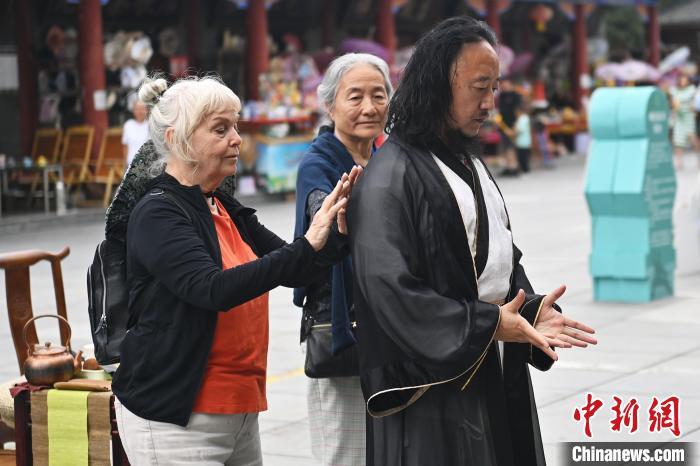 7月14日，甘肅省平?jīng)鍪嗅轻忌骄皡^(qū)內(nèi)，外籍武術(shù)愛好者感受青城武術(shù)。7月13日至14日，“2024年北京體育大學(xué)第十五屆國(guó)際武術(shù)比賽交流大會(huì)暨首屆崆峒山國(guó)際武術(shù)大會(huì)”舉行，大會(huì)也在崆峒山景區(qū)進(jìn)行問道崆峒、武術(shù)高級(jí)研修班、崆峒拜師等系列活動(dòng)。中新社記者 李亞龍 攝</p>
<p>