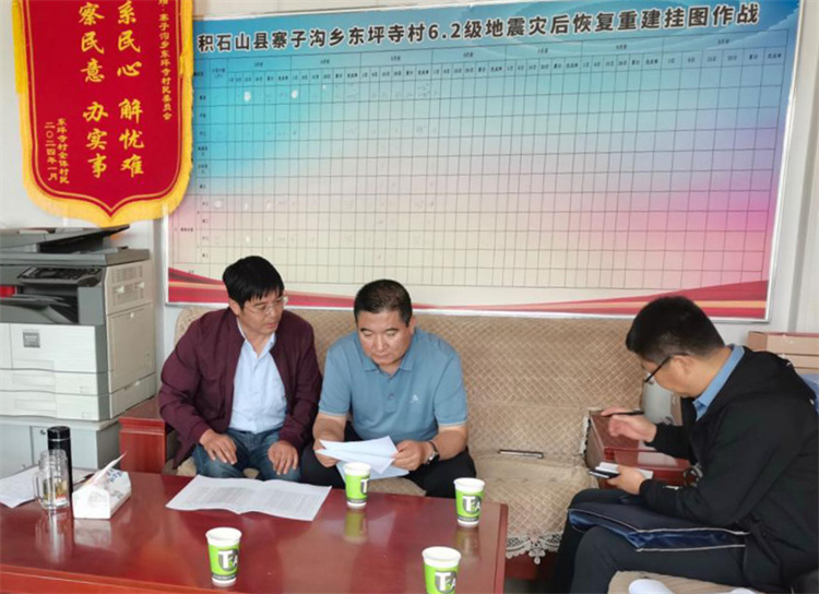 州縣紀(jì)委監(jiān)委機(jī)關(guān)聯(lián)合督查組對(duì)下沉干部 、駐村干部 、包村組長、村干部 “四級(jí)”干部履職到崗情況，以及工作日志和民情臺(tái)賬、訴求臺(tái)賬進(jìn)行日常監(jiān)督檢查，壓實(shí)工作責(zé)任。.jpg