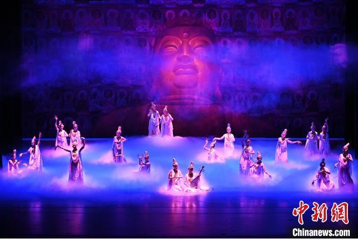 7月18日晚，中國(guó)經(jīng)典舞劇《絲路花雨》在甘肅蘭州黃河劇院進(jìn)行演出。中國(guó)經(jīng)典舞劇《絲路花雨》迎來45周年，7月17日-8月4日在蘭州開啟為期多天的駐場(chǎng)演出。該舞劇取材于敦煌莫高窟壁畫，集中國(guó)霓裳羽衣舞、敦煌舞、印度舞、黑巾舞、波斯馬鈴舞等于一身，自1979年演出至今，該劇先后在40多個(gè)國(guó)家和地區(qū)演出近4000場(chǎng)，觀眾550多萬人次。中新社記者 李亞龍 攝</p>
<p>