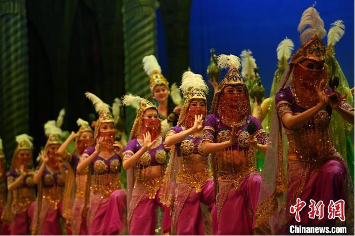 7月18日晚，中國(guó)經(jīng)典舞劇《絲路花雨》在甘肅蘭州黃河劇院進(jìn)行演出。中國(guó)經(jīng)典舞劇《絲路花雨》迎來45周年，7月17日-8月4日在蘭州開啟為期多天的駐場(chǎng)演出。該舞劇取材于敦煌莫高窟壁畫，集中國(guó)霓裳羽衣舞、敦煌舞、印度舞、黑巾舞、波斯馬鈴舞等于一身，自1979年演出至今，該劇先后在40多個(gè)國(guó)家和地區(qū)演出近4000場(chǎng)，觀眾550多萬人次。中新社記者 李亞龍 攝</p>
<p>