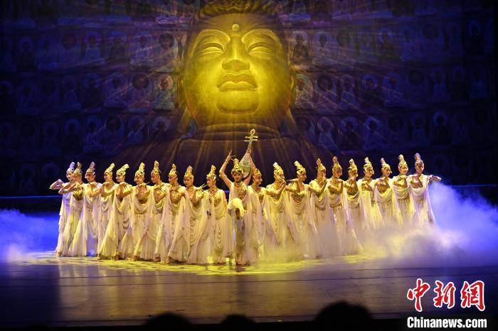 7月18日晚，中國經(jīng)典舞劇《絲路花雨》在甘肅蘭州黃河劇院演出。李亞龍 攝