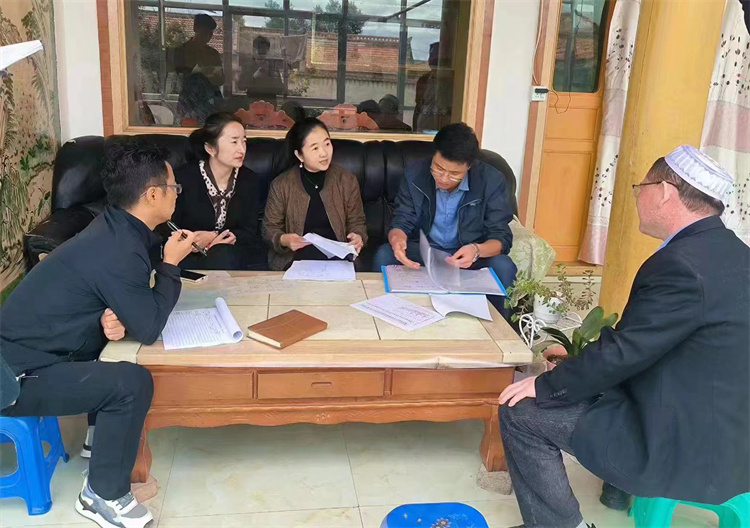 臨潭縣卓洛鄉(xiāng)紀(jì)委工作人員在下園子村農(nóng)戶家中了解在發(fā)放大病救助補(bǔ)助資金中是否存在落實(shí)不及時(shí)、不到位等作風(fēng)方面的問(wèn)題。.jpg