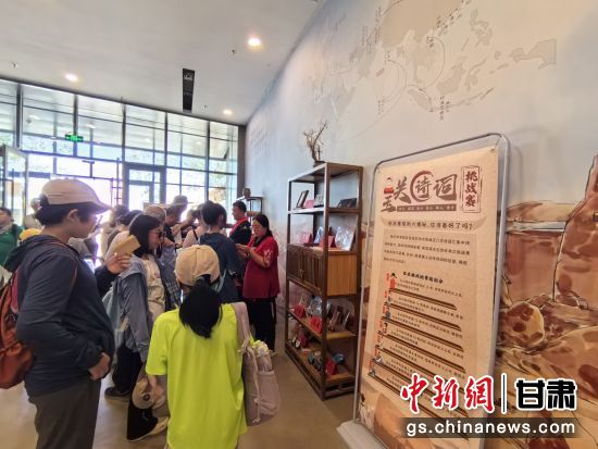 近日，玉門關(guān)遺址景區(qū)開啟了一場精彩紛呈的玉關(guān)詩詞挑戰(zhàn)賽，吸引眾多游人參與其中。玉門關(guān)遺址景區(qū)供圖