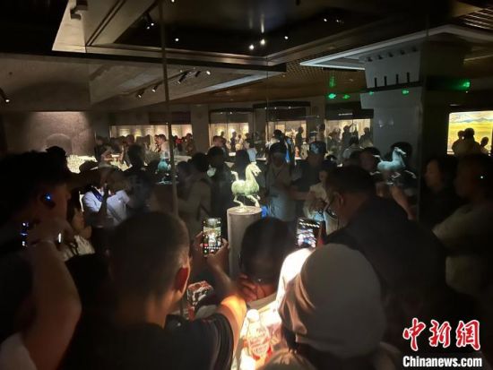 8月17日至23日，“濃濃民族情 兩岸一家親”臺(tái)灣同胞參訪團(tuán)甘肅行交流活動(dòng)在甘肅展開。圖為臺(tái)胞參觀甘肅省博物館。中新社記者 閆姣 攝