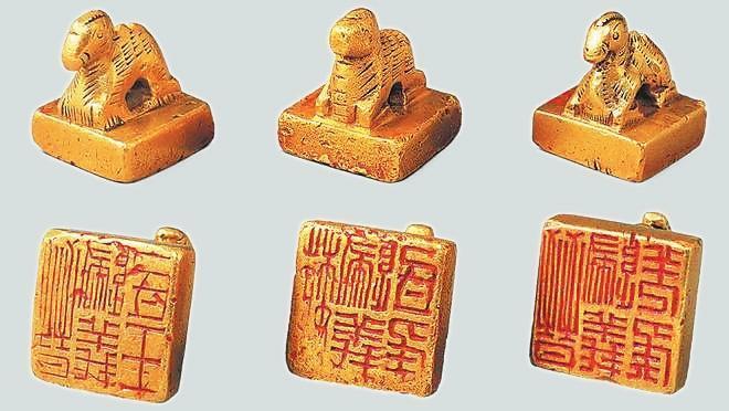 從左至右依次為“晉歸義羌侯”金印、“晉歸義氐王”金印、“魏歸義氐侯”金印